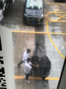 ​杨紫坐轮椅上班，曾因骑车受伤暂离剧组，近状曝光身体已无大碍