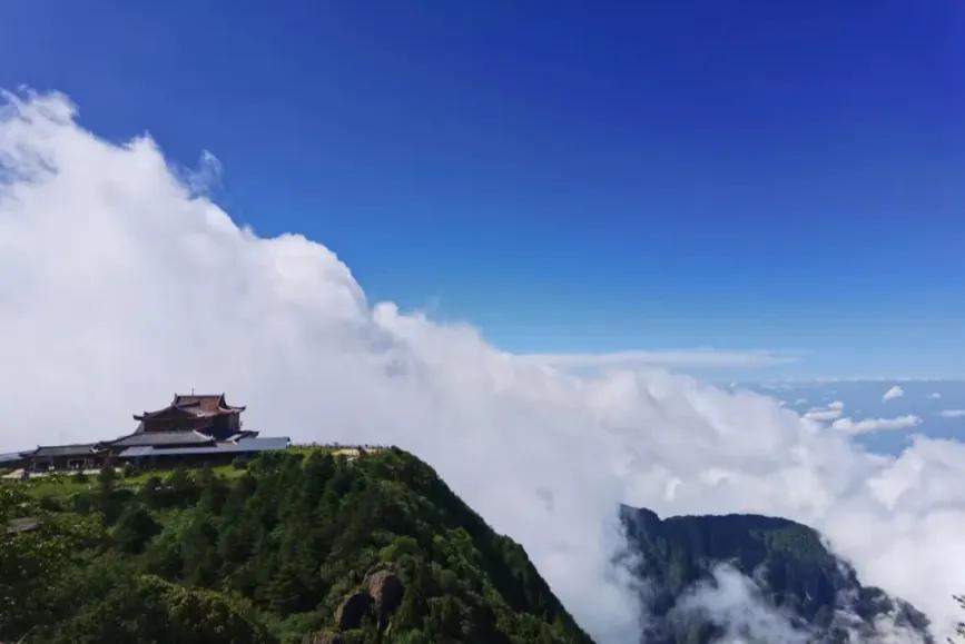 国内避暑比较好的地方(夏天适合避暑旅游的地方)