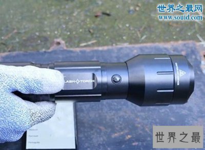 ​世界上最亮的手电筒，光线能熔化iPhone的屏幕