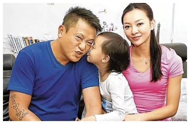 52岁的魏骏杰看到他年轻20岁妻子婚变外国人，最终要求离婚