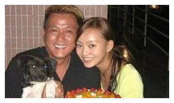52岁的魏骏杰看到他年轻20岁妻子婚变外国人，最终要求离婚