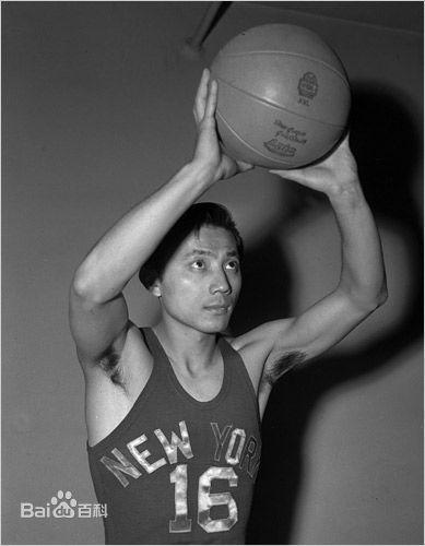 NBA史上十大最矮球员，他身高1米6封盖2米13尤因！