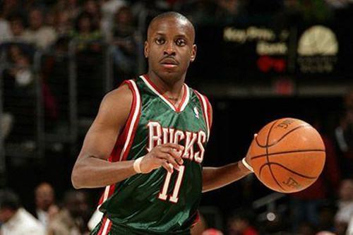 NBA史上十大最矮球员，他身高1米6封盖2米13尤因！