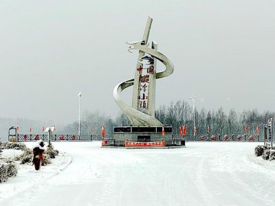 ​“中国最冷小镇”迎降雪 城市街路披银装
