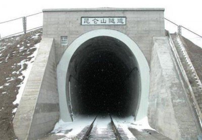 ​世界上最长的高原冻土隧道：昆仑山隧道长1686米