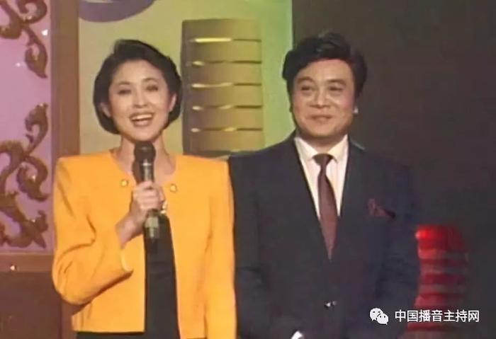 盘点历届春晚主持人第一次登台的样子，没想到最惊艳的是她！