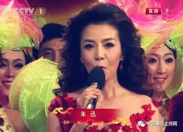 盘点历届春晚主持人第一次登台的样子，没想到最惊艳的是她！