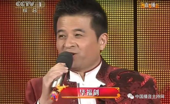 盘点历届春晚主持人第一次登台的样子，没想到最惊艳的是她！