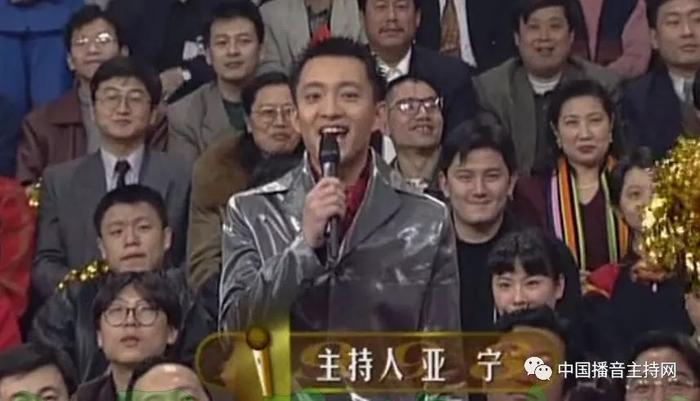 盘点历届春晚主持人第一次登台的样子，没想到最惊艳的是她！