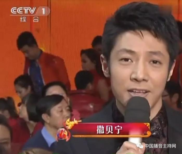 盘点历届春晚主持人第一次登台的样子，没想到最惊艳的是她！