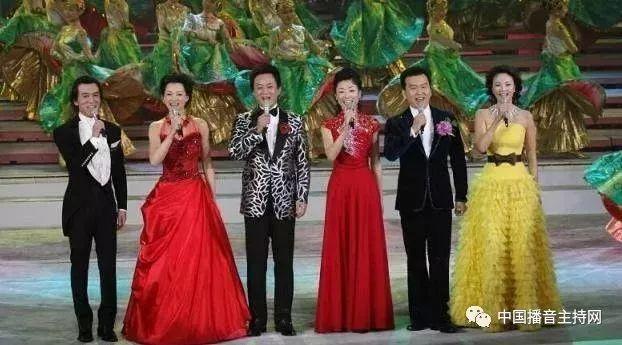 盘点历届春晚主持人第一次登台的样子，没想到最惊艳的是她！