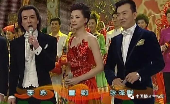 盘点历届春晚主持人第一次登台的样子，没想到最惊艳的是她！