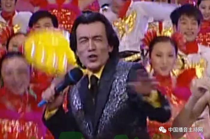 盘点历届春晚主持人第一次登台的样子，没想到最惊艳的是她！