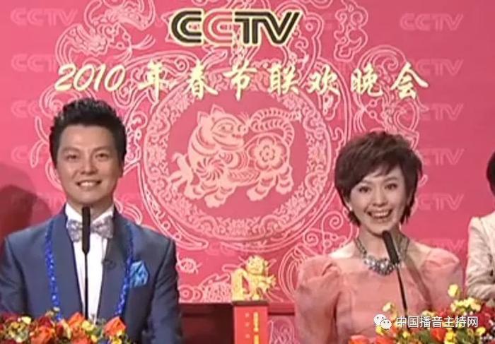 盘点历届春晚主持人第一次登台的样子，没想到最惊艳的是她！
