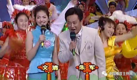 盘点历届春晚主持人第一次登台的样子，没想到最惊艳的是她！