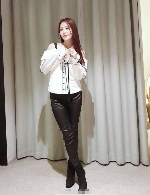 权宝儿厉害！衬衣配花裤子居然不丑，网友：我见过最高级的混搭