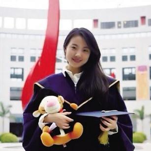 她26岁即担任中科大副教授、博导，被誉为“中国最甜美教授”！
