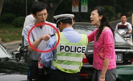 最牛交警, 军车也敢拦, 老百姓的骄傲!