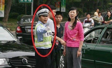 最牛交警, 军车也敢拦, 老百姓的骄傲!