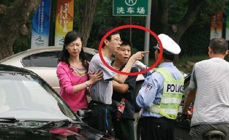 最牛交警, 军车也敢拦, 老百姓的骄傲!