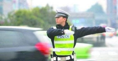 ​最牛交警, 军车也敢拦, 老百姓的骄傲!
