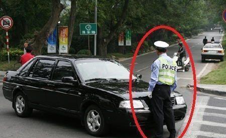 最牛交警, 军车也敢拦, 老百姓的骄傲!