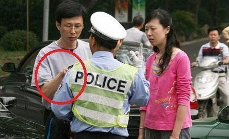 最牛交警, 军车也敢拦, 老百姓的骄傲!