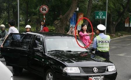 最牛交警, 军车也敢拦, 老百姓的骄傲!