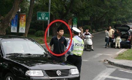 最牛交警, 军车也敢拦, 老百姓的骄傲!