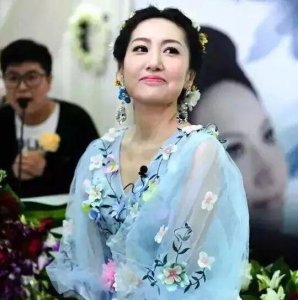 ​癌症女孩生前为自己办葬礼，笑着走完最后一程，亲朋好友泪洒现场
