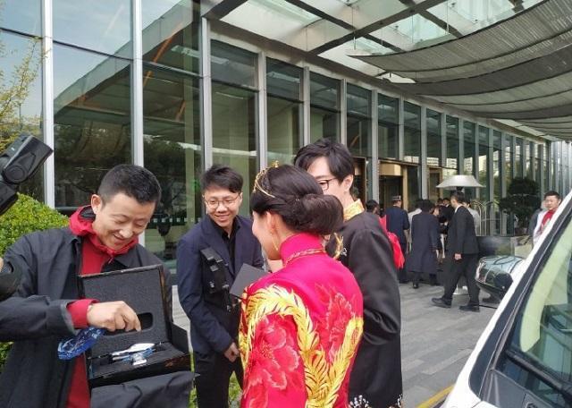 酒神大婚王思聪最嗨？既当伴郎又是泊车小哥，还送劳斯莱斯做贺礼