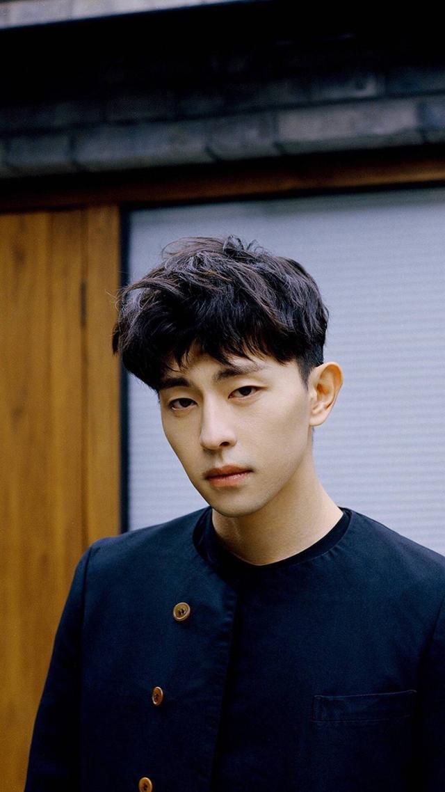 春节走亲戚的邓伦被网友赞是最接地气的流量小生，被围观不停合影
