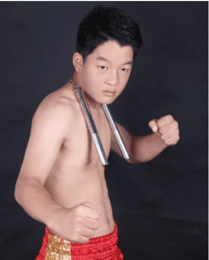因长相丑被亲妈丢弃, 后被周星驰看中一手捧火, 今18岁颜值逆袭