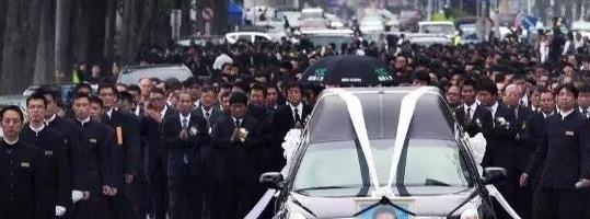 他的葬礼有9万人送行，警察出动20万维护现场秩序