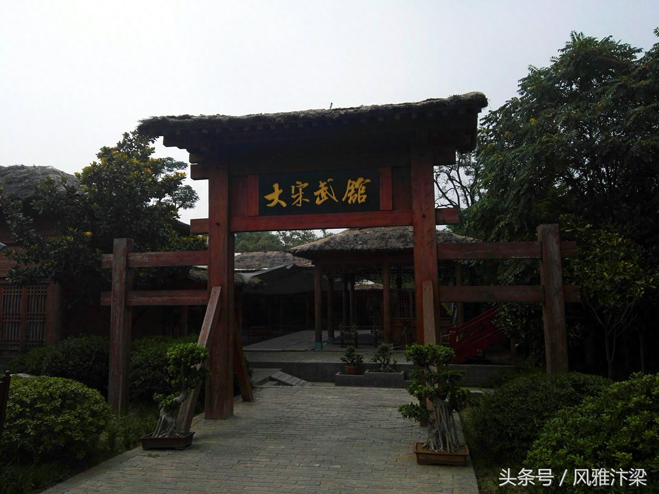 河南开封万岁山大宋武侠城，中国最具魅力武侠主题景区，宋徽宗曾赞誉此地把各地美景并包罗列，又兼胜绝