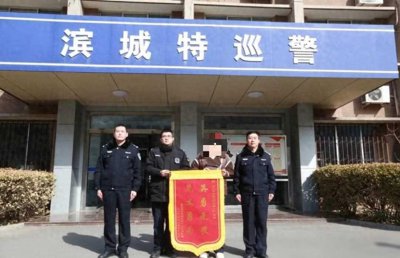 ​滨州：车辆坠入冰河 路过的90后辅警跳河救人