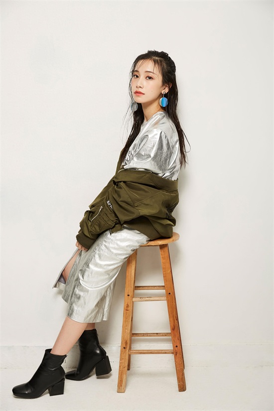 甜美可爱的内地女星姜梓新