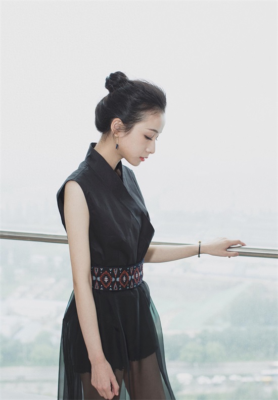 甜美可爱的内地女星姜梓新