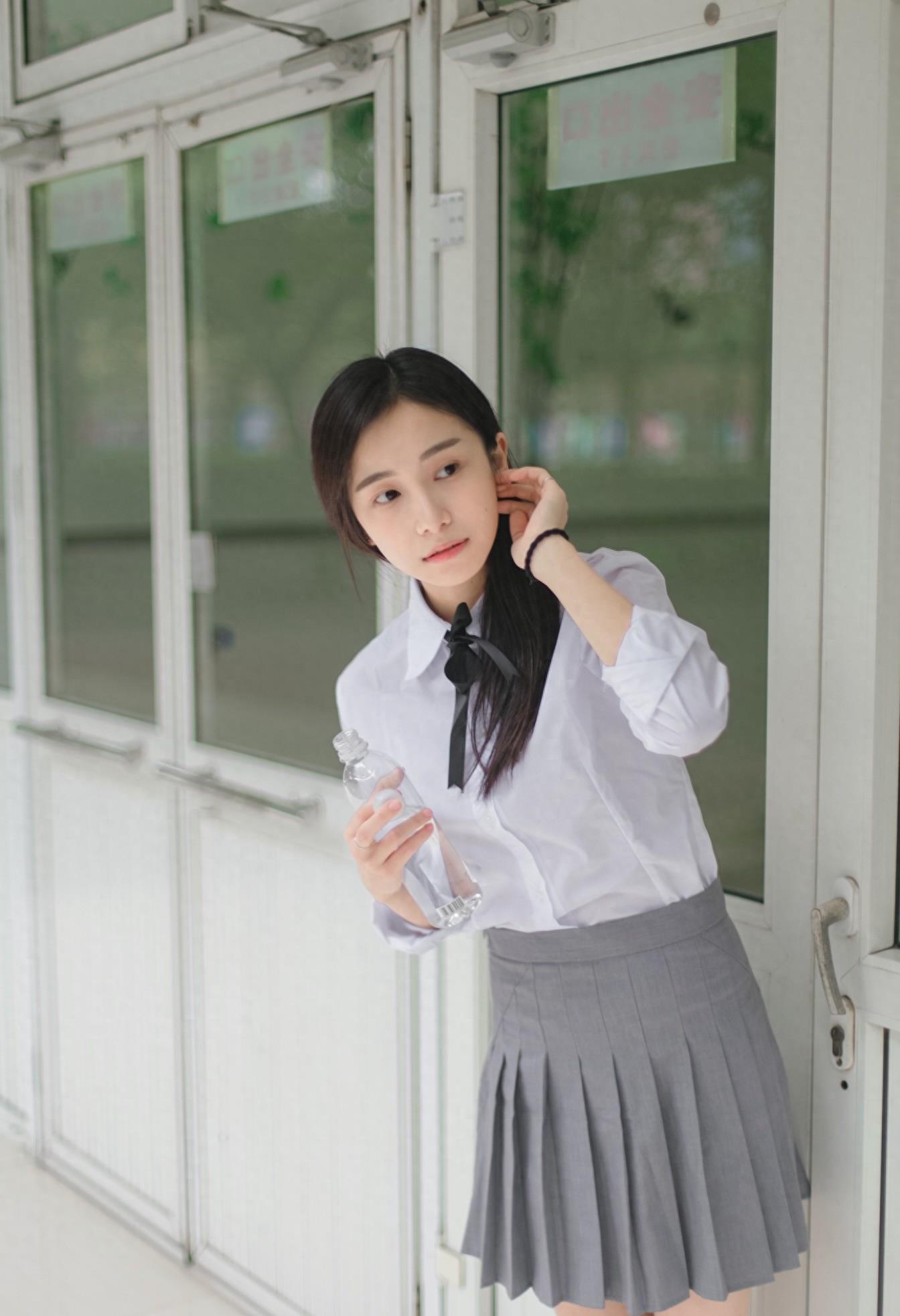 甜美可爱的内地女星姜梓新
