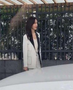 ​高露现身四川街头，被指脸垮肉松瘦骨嶙峋，苹果肌引发网友热议