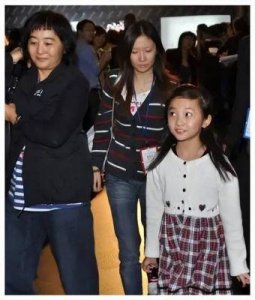 ​刘德华11岁女儿近况曝光，5亿富养的女儿长成这样