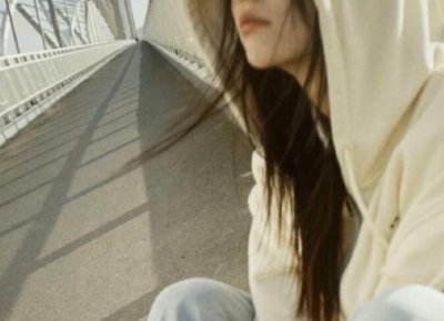 ​男生搂女生腰的感觉：暗示与关心的表达