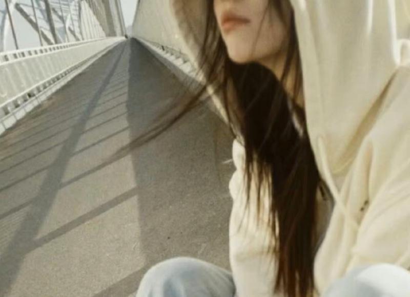 男生搂女生腰的感觉：暗示与关心的表达
