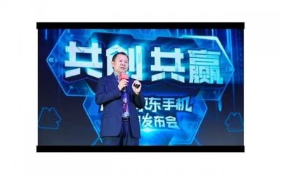 ​老人借用店里厕所，店员好心搀扶，却被老人趁其打盹拿走手机
