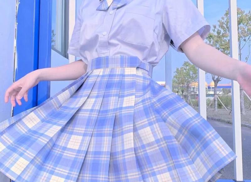 女朋友和前男友还有联系，该怎么解决？