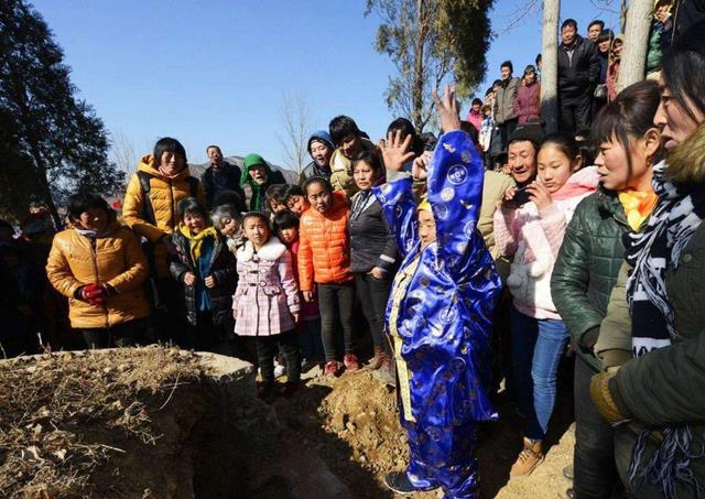 人过世之后，为什么一定要穿着寿衣才能下葬，还真不是为了防尸变