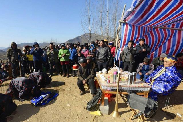 人过世之后，为什么一定要穿着寿衣才能下葬，还真不是为了防尸变